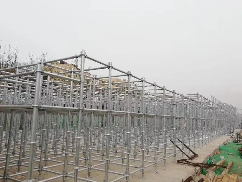 搭建腳手架橫向掃地桿與縱向掃地桿時，怎么設置好？ (圖1)